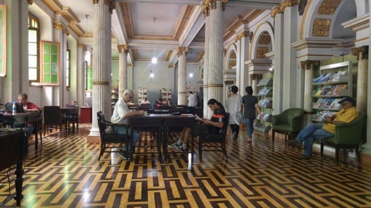 Biblioteca Pública espalha livros pelo Centro de Porto Alegre no Dia do Leitor