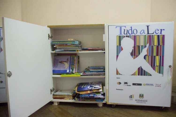 Estantes móveis com cerca de 100 livros estão disponíveis para instituições
