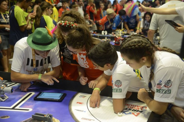 Competição de robótica atraiu cerca de 1,2 mil alunos do país