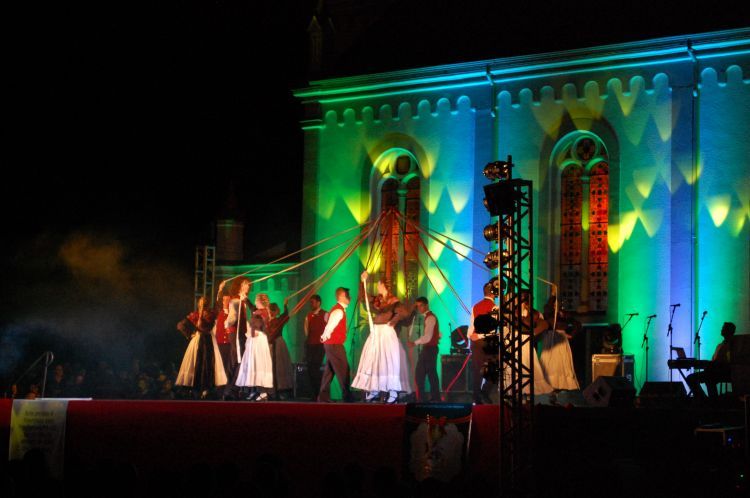 Divina Luz acende a chama natalina em Tupandi