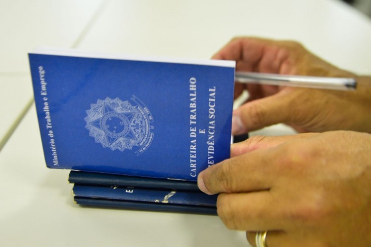 Depois de quatro anos em queda, trabalho com carteira assinada volta a crescer