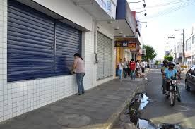 Quase 100 mil lojas fecharam as portas no Brasil em 2015