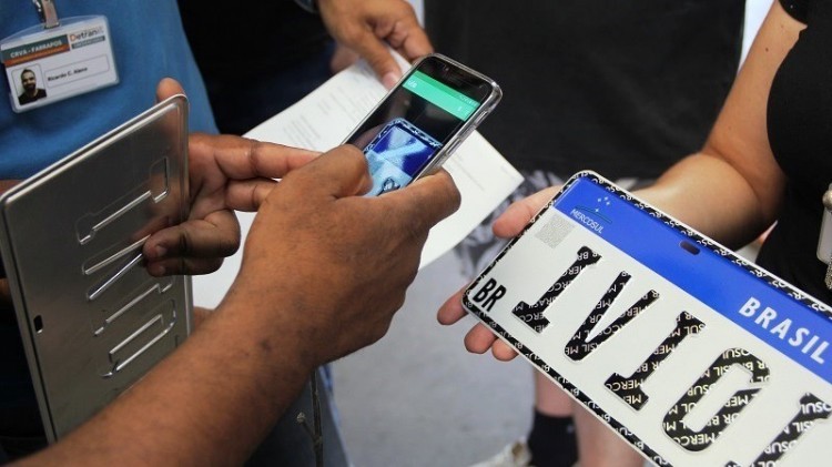 Novas regras para placas padrão Mercosul começam a valer em 27 de agosto no RS