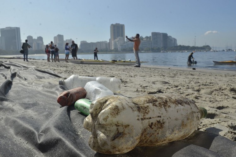 Plástico e restos de cigarro são mais de 90% dos resíduos no ambiente marinho brasileiro