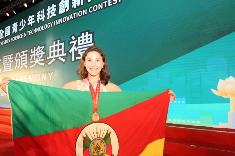Estudante da Fundação Liberato ganha bronze em Feira de Ciências na China