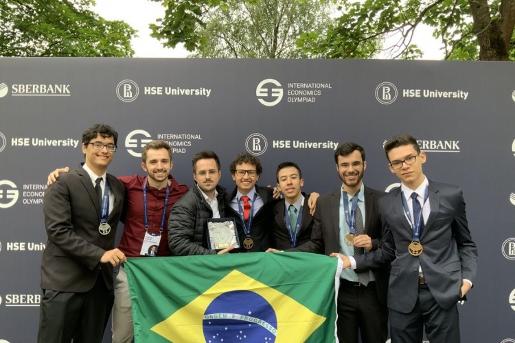 Brasil conquista troféu de melhor equipe do mundo em olimpíada de economia