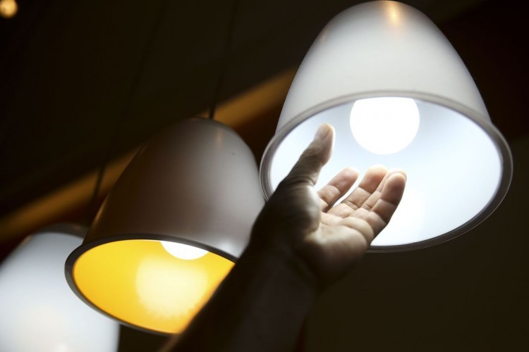 Pesquisa indica que 87% das pessoas acham conta de energia elétrica cara no país