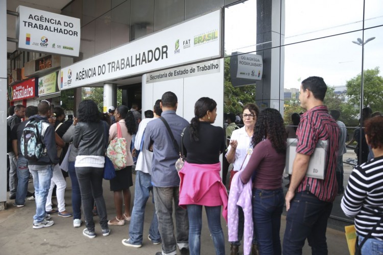 Taxa de desemprego do país recua para 12% no trimestre