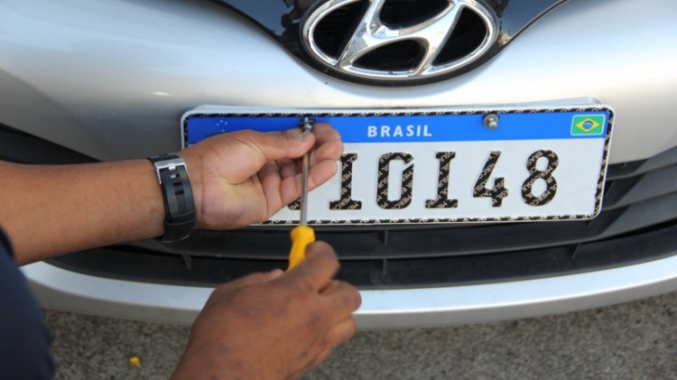 Novas regras para placas padrão Mercosul começam a valer nesta terça-feira