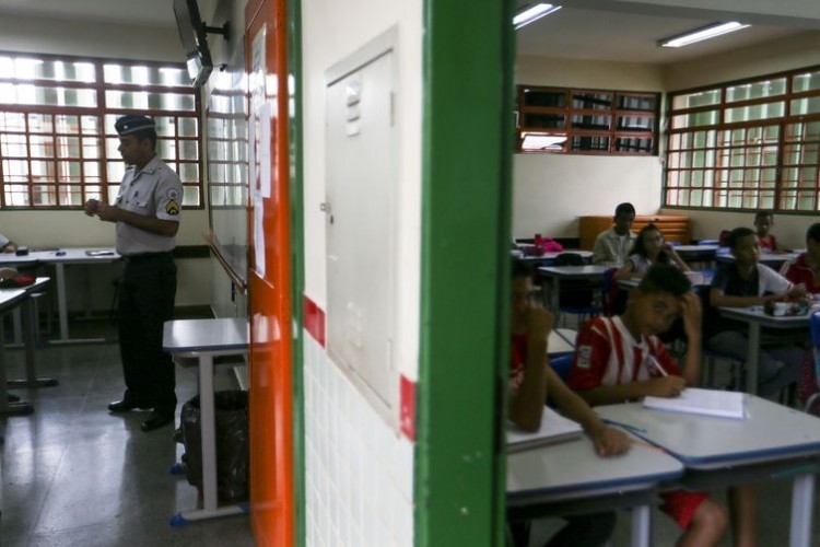 Estados e municípios têm até sexta-feira para aderir a modelo cívico-militar de educação