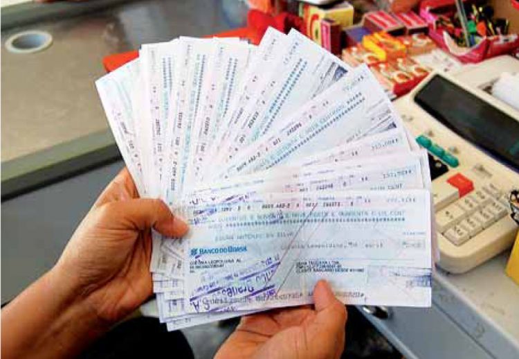 Cresce o número de cheques sem fundos no país