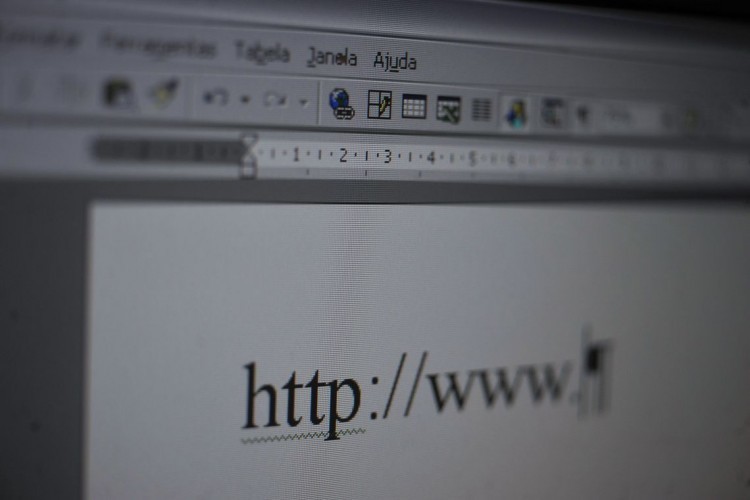 Internet completa 50 anos cercada de polêmicas