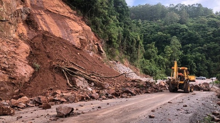 Liberação da ERS 122 depende de detonações na encosta