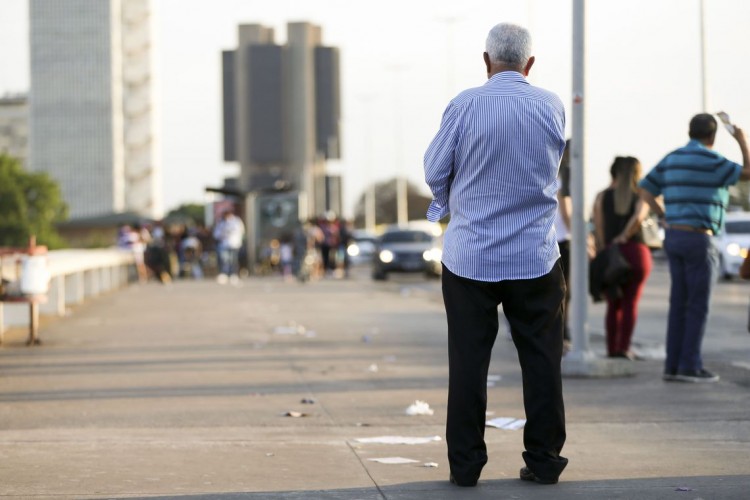 Expectativa de vida do brasileiro aumenta mais de três meses e chega a 76,3 anos