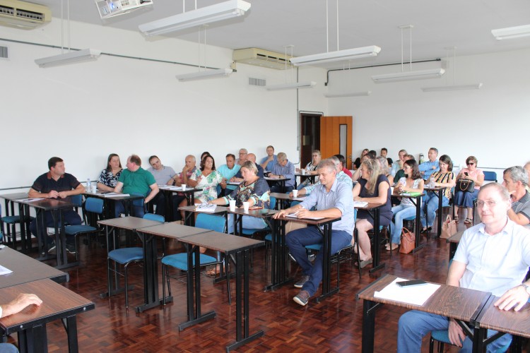 Amvarc define ações para toda a região, entre elas a suspensão de aulas