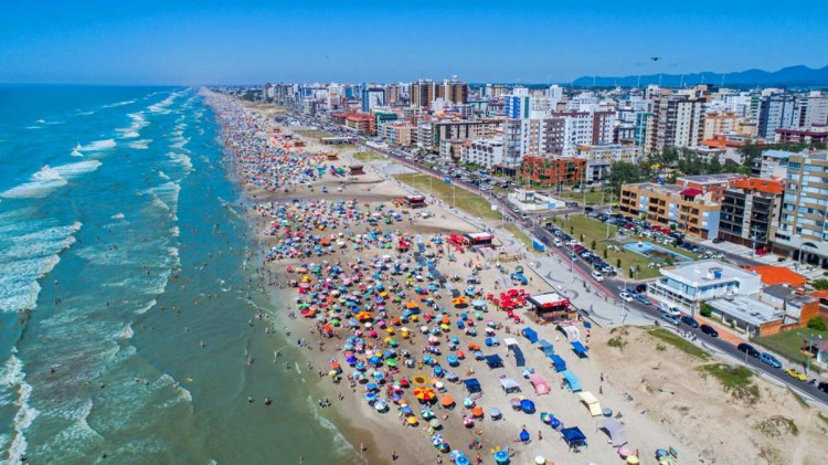 Proximidade do verão abre oportunidades de emprego temporário no Litoral