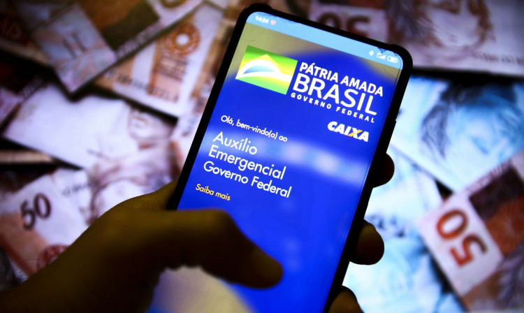 Por mensagem de SMS, governo vai cobrar devolução de quem recebeu Auxílio Emergencial irregular