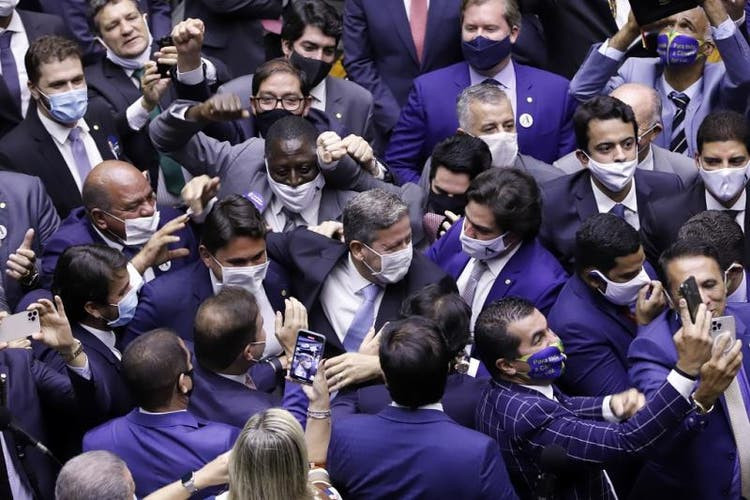 Aliados de Bolsonaro dirigem Câmara e Senado