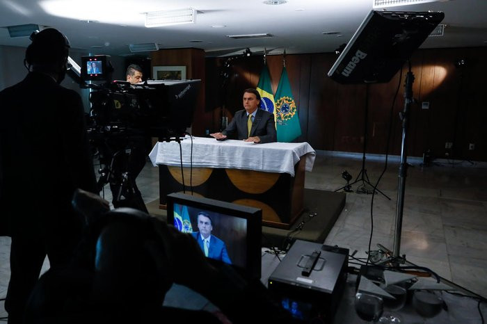 Em rede nacional, presidente diz que país terá vacina para toda a população ainda este ano