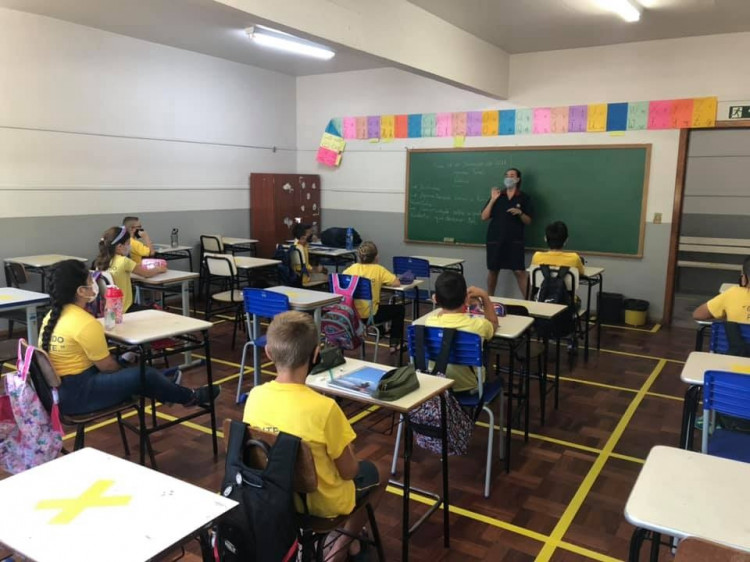 Estado permite cogestão no ensino e, portanto, a volta das aulas presenciais