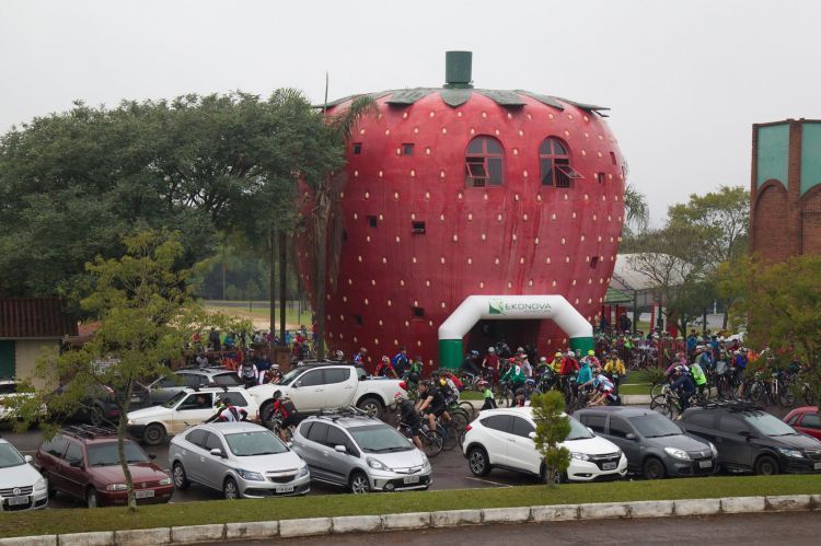Desportistas impermeáveis no final de semana de atividades de aniversário