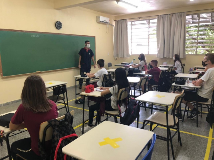 Com bandeira vermelha, Estado autoriza volta às aulas