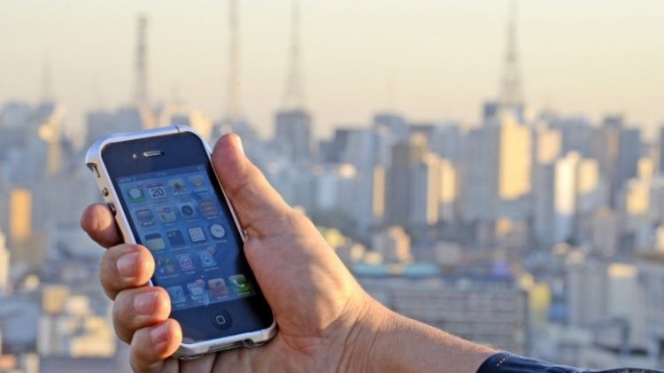 Com alta nos preços, venda de smartphones no Brasil cai 34%