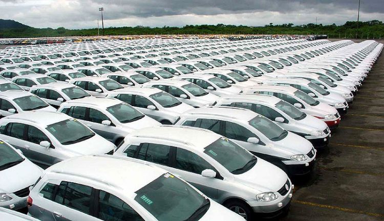 Em dois anos, o Brasil caiu da quarta para a décima posição no mercado mundial de automóveis.
