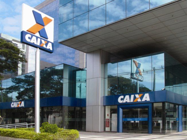 A Caixa Econômica Federal pretende desligar 10 mil funcionários e fechar 100 agências em todo o país.