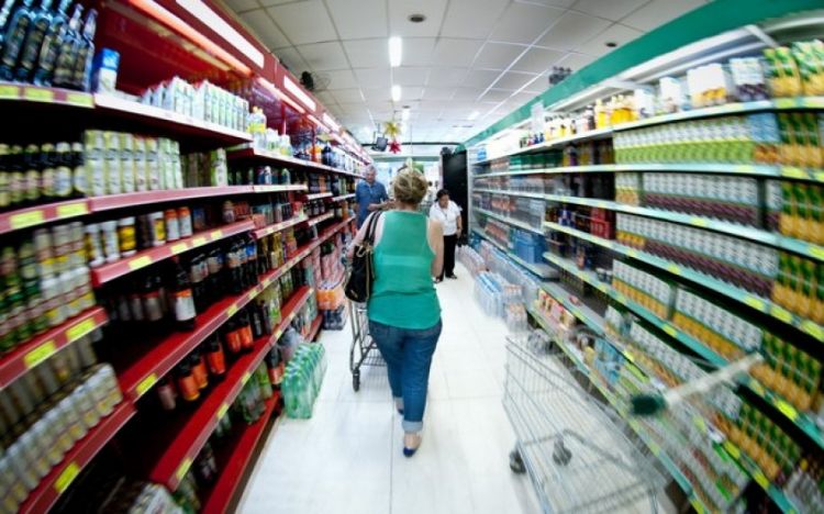 42% das famílias brasileiras trocaram marcas caras pelas mais baratas nos supermercados