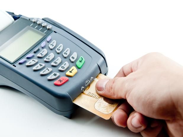 Sancionada lei que permite cobrar mais caro de quem paga com cartão