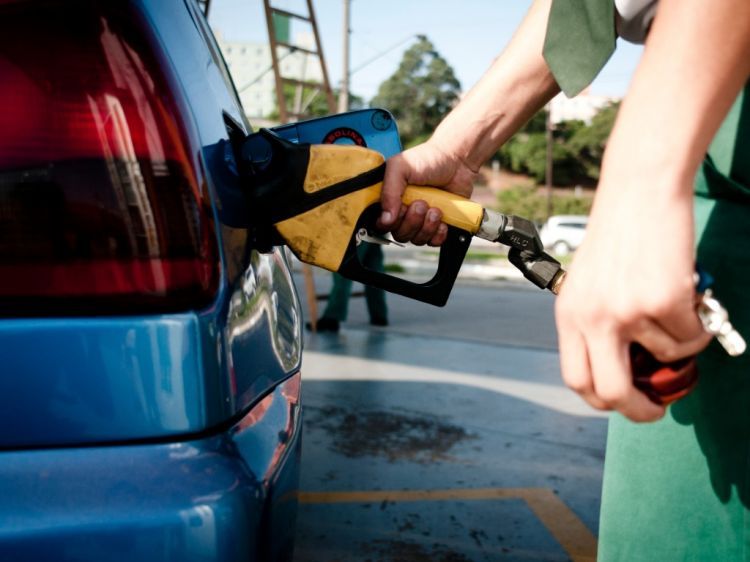 Governo anuncia aumento de impostos e gasolina deve subir R$ 0,41 na bomba