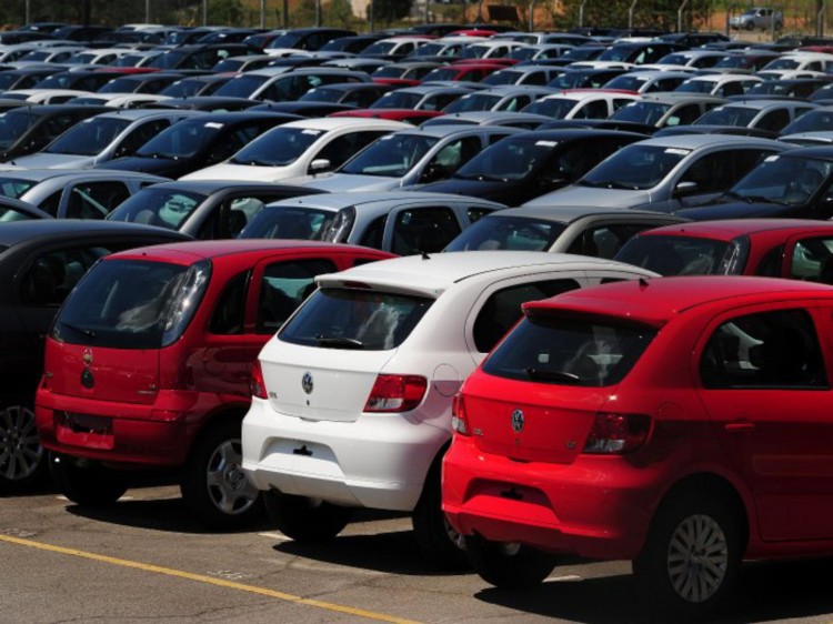 Vendas de carros mais baratos voltam a crescer