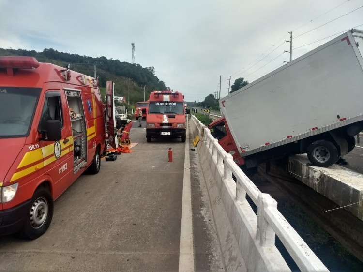 Bombeiros retiram caminhoneiro que caiu entre as pontes da RS 122