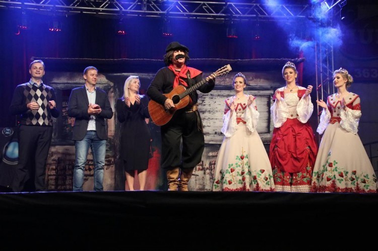 Guri de Uruguaiana canta o Parabéns a Você gaudério para Bom Princípio