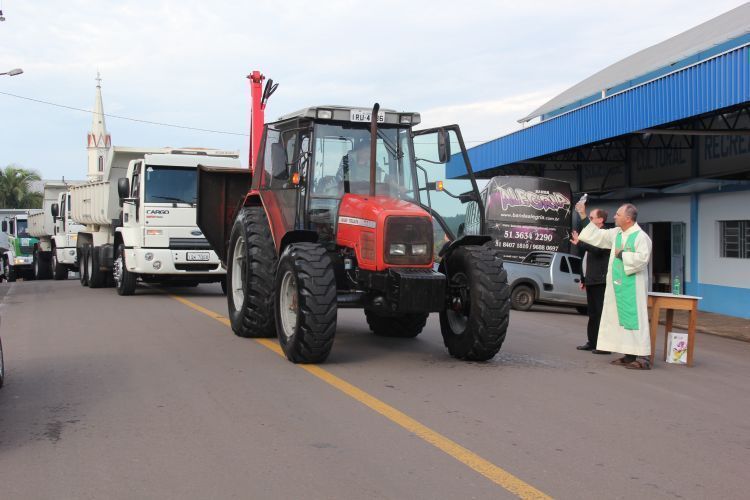 Festa e desfile para prestigiar colonos e motoristas