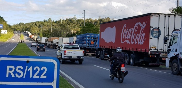 Começa a faltar gasolina e filas são grandes nos postos