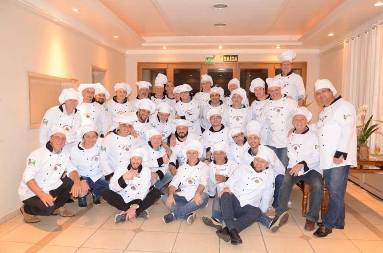 Homem Feliz na Cozinha promove solidariedade