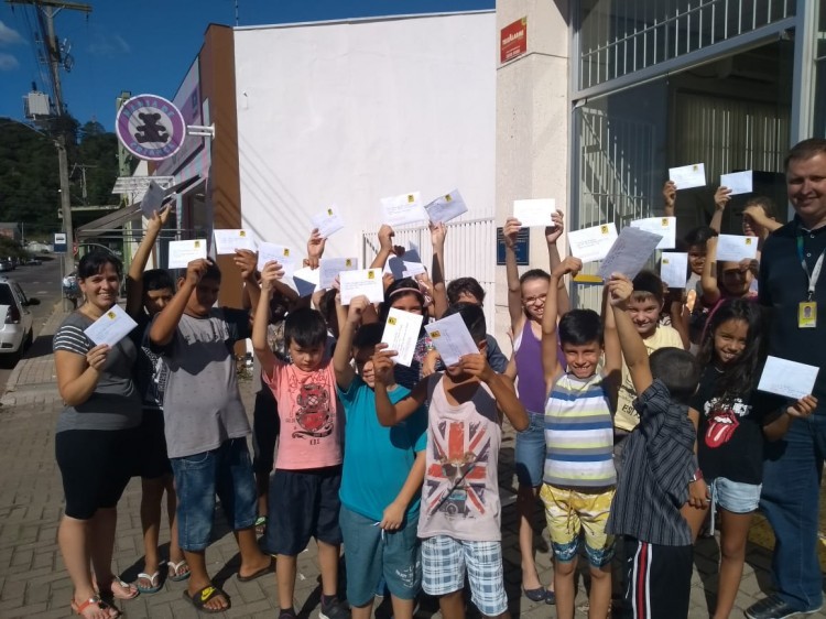 Crianças viajam pelo Brasil através das cartas
